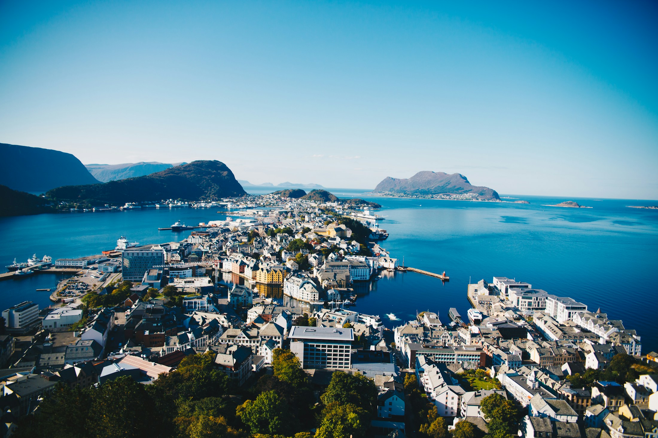 Blick vom Aksla über Ålesund, die Inseln und das blaue Meer